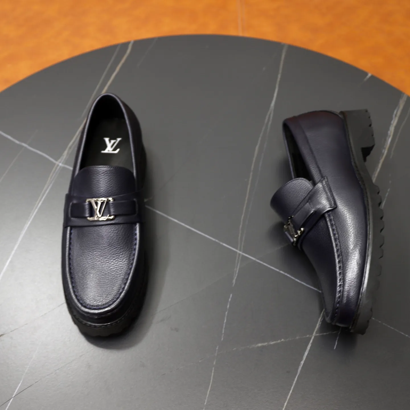Ex-factory price: 600💰Louis Vuitton LV men's classic Oxford shoes, men's business formal boutique leather shoes, classic style, almond kernel exquisite toe, ultimate art, the whole shoe is made of imported cow leather (open edge beads), carefully selected, fine pores, excellent gloss, soft texture, strong toughness, durable and not easy to deform, apricot fetal cowhide leather lining, soft and comfortable, sweat-absorbent and breathable. Foam outsole, original box and dust bag packaging! Size: 38–44 (45/46 customized)